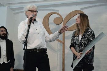 Tone receives Carl Prisen prize from Jan Sneum